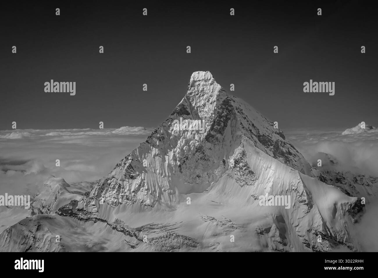 Nous atteignons le Cervin magique (Zermatt) depuis le Mont Blanc en volant vers l'est le long de la frontière entre la Suisse et l'Italie. Le côté nord-ouest est plus menaçant. Banque D'Images