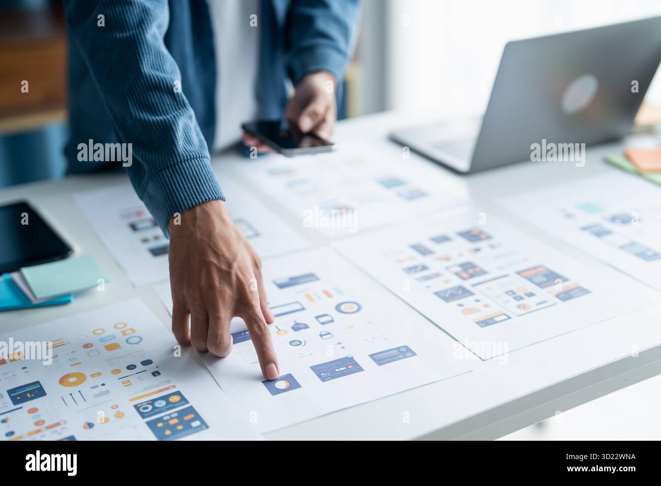 UX UI Designer Planning application mobile innovante avec des conceptions Paper Wireframe chez Workspace. Banque D'Images