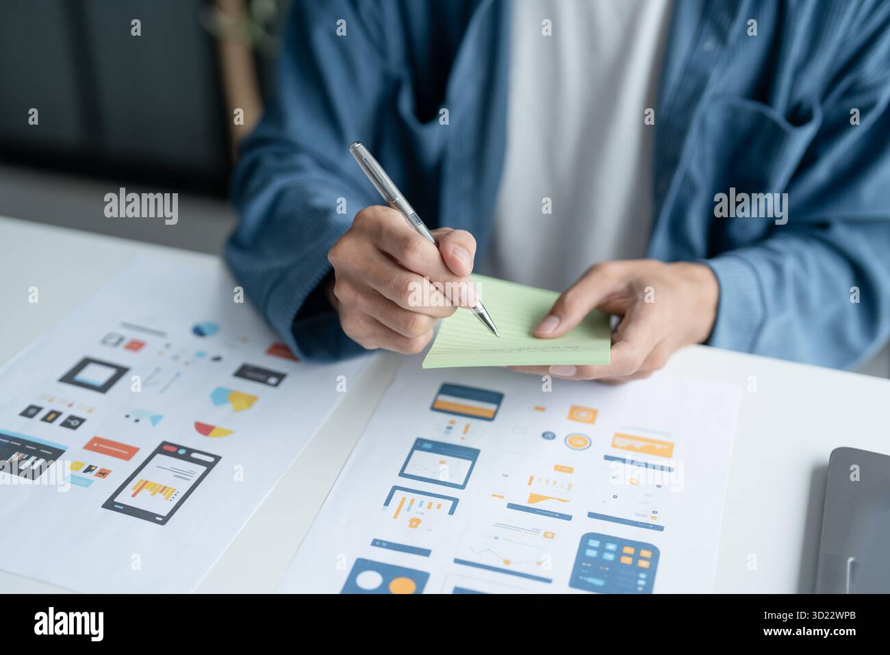 UX UI Designer Planning application mobile innovante avec des conceptions Paper Wireframe chez Workspace. Banque D'Images