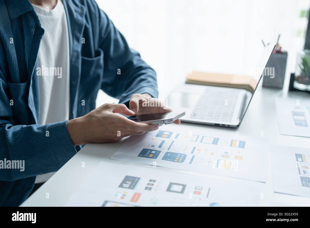 UX UI Designer Planning application mobile innovante avec des conceptions Paper Wireframe chez Workspace. Banque D'Images