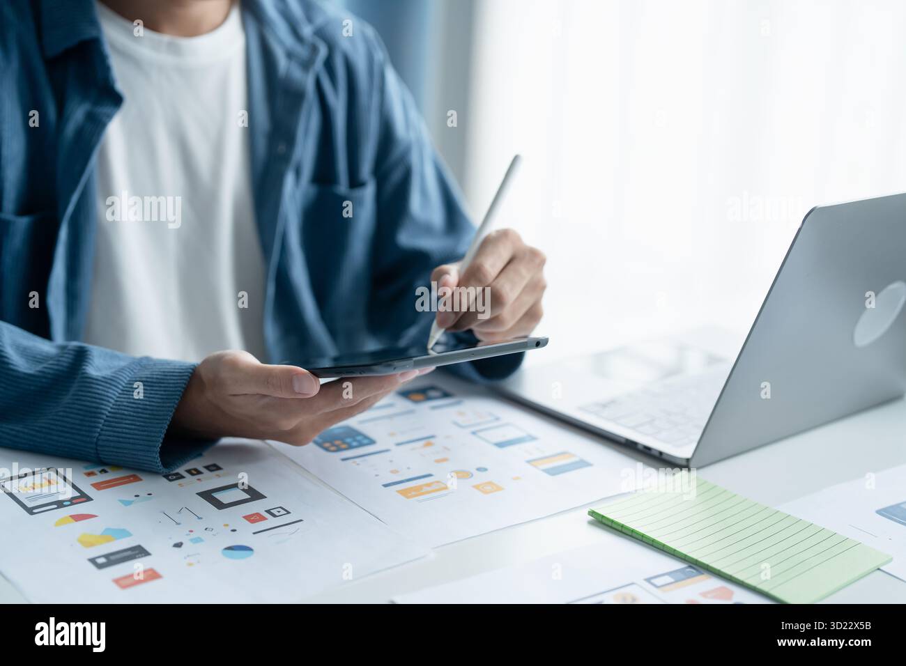UX UI Designer Planning application mobile innovante avec des conceptions Paper Wireframe chez Workspace. Banque D'Images