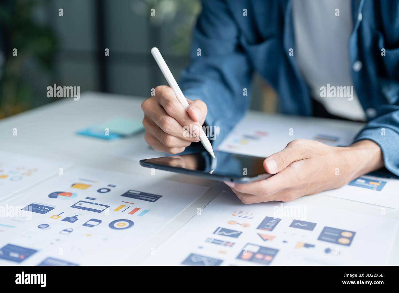 UX UI Designer Planning application mobile innovante avec des conceptions Paper Wireframe chez Workspace. Banque D'Images