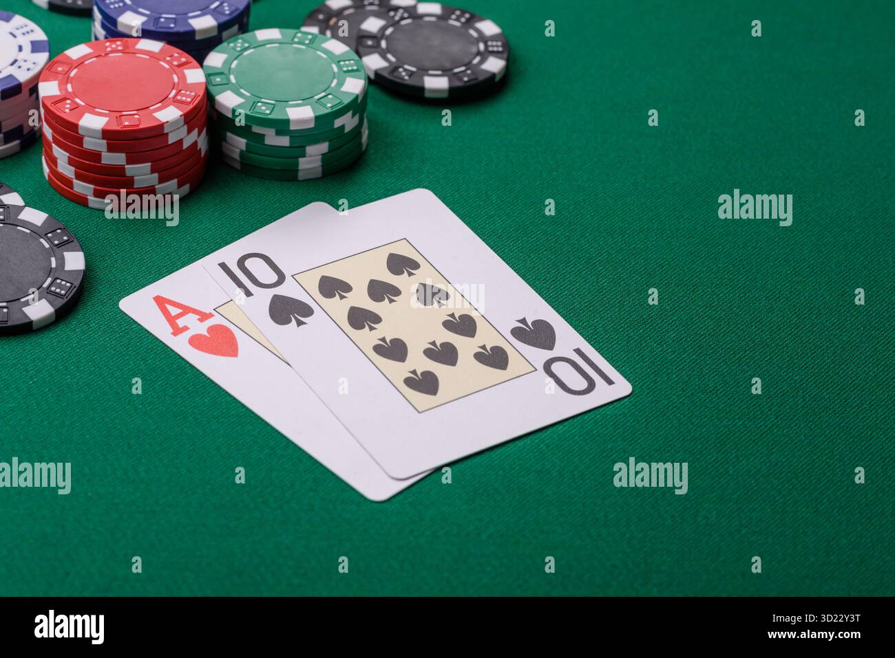 Jouer au blackjack ou au jeu de cartes de baccarat au casino avec des jetons, des Paris et des risques. Cartes et jetons sur feutre Banque D'Images
