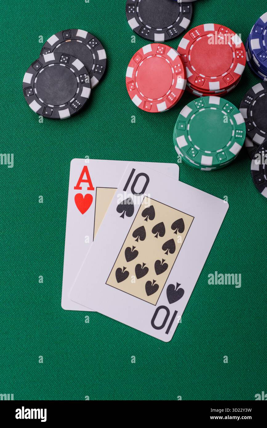 Jouer au blackjack ou au jeu de cartes de baccarat au casino avec des jetons, des Paris et des risques. Cartes et jetons sur feutre Banque D'Images