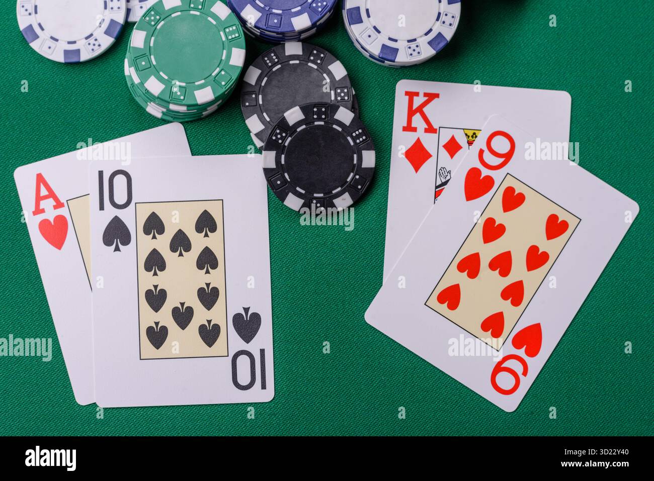 Jouer au blackjack ou au jeu de cartes de baccarat au casino avec des jetons, des Paris et des risques. Cartes et jetons sur feutre Banque D'Images
