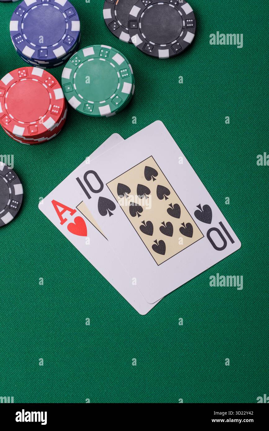 Jouer au blackjack ou au jeu de cartes de baccarat au casino avec des jetons, des Paris et des risques. Cartes et jetons sur feutre Banque D'Images
