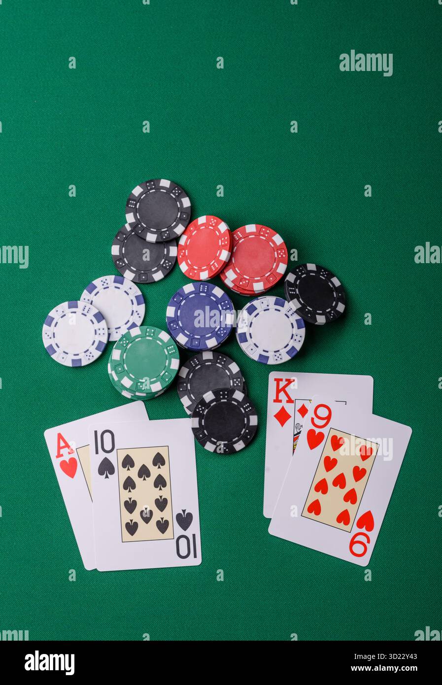 Jouer au blackjack ou au jeu de cartes de baccarat au casino avec des jetons, des Paris et des risques. Cartes et jetons sur feutre Banque D'Images