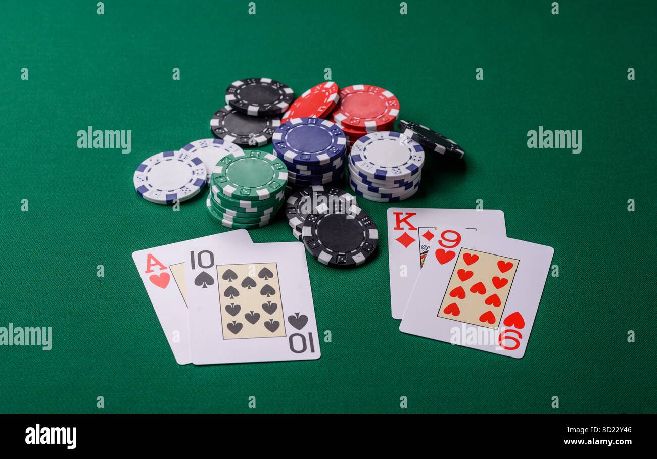 Jouer au blackjack ou au jeu de cartes de baccarat au casino avec des jetons, des Paris et des risques. Cartes et jetons sur feutre Banque D'Images