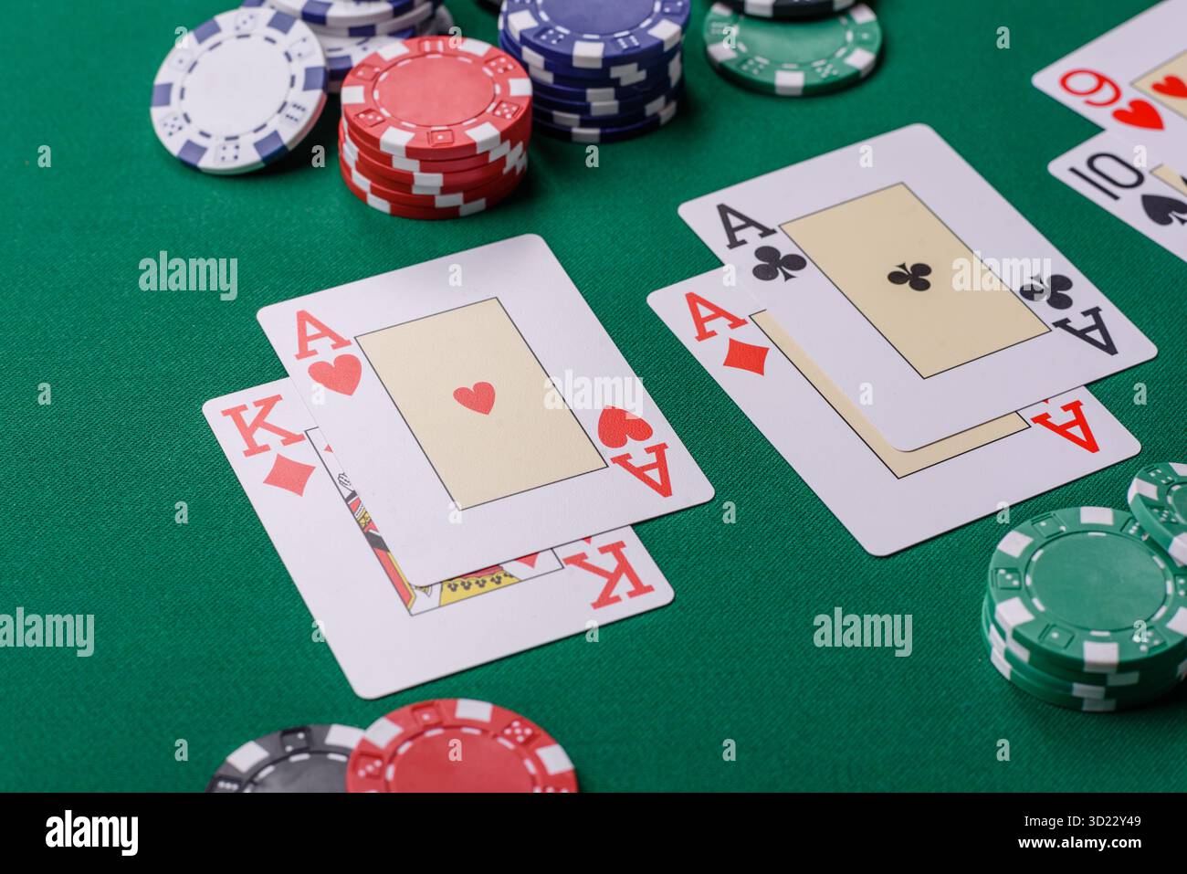 Jouer au blackjack ou au jeu de cartes de baccarat au casino avec des jetons, des Paris et des risques. Cartes et jetons sur feutre Banque D'Images