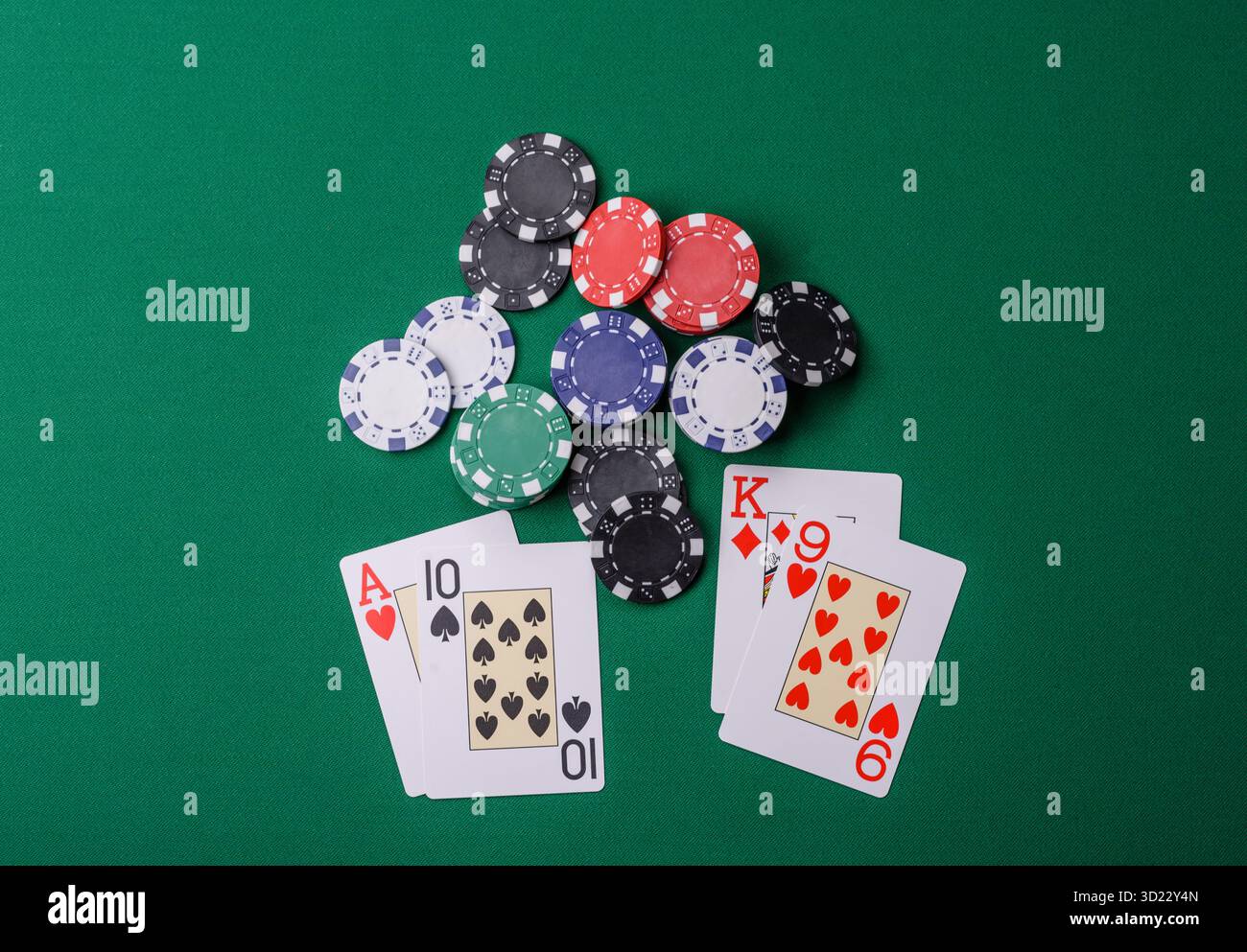 Jouer au blackjack ou au jeu de cartes de baccarat au casino avec des jetons, des Paris et des risques. Cartes et jetons sur feutre Banque D'Images