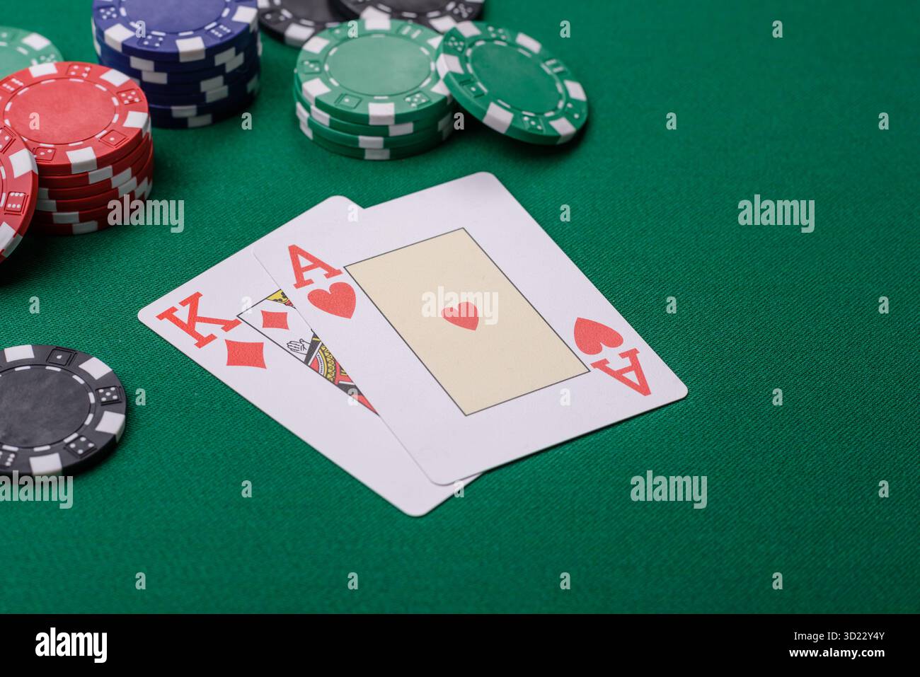 Jouer au blackjack ou au jeu de cartes de baccarat au casino avec des jetons, des Paris et des risques. Cartes et jetons sur feutre Banque D'Images