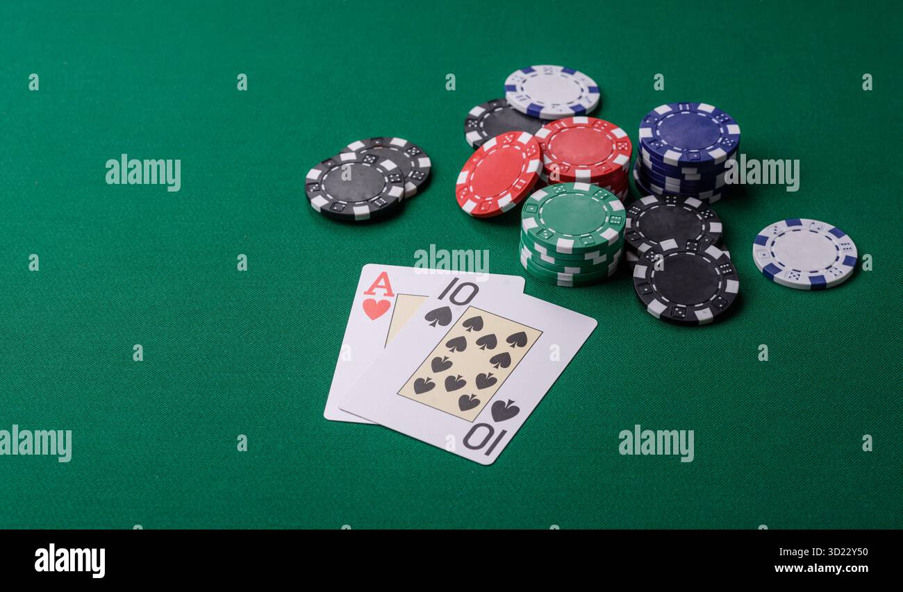 Jouer au blackjack ou au jeu de cartes de baccarat au casino avec des jetons, des Paris et des risques. Cartes et jetons sur feutre Banque D'Images