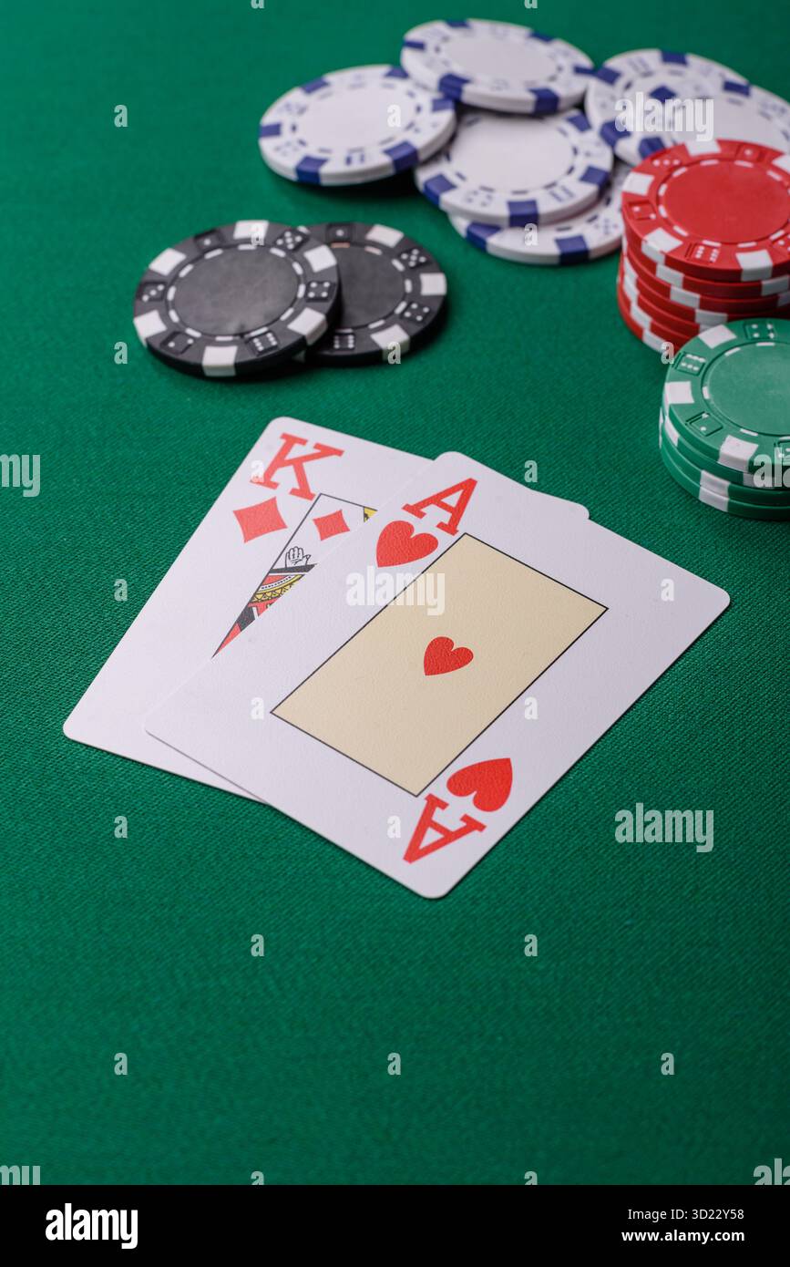 Jouer au blackjack ou au jeu de cartes de baccarat au casino avec des jetons, des Paris et des risques. Cartes et jetons sur feutre Banque D'Images