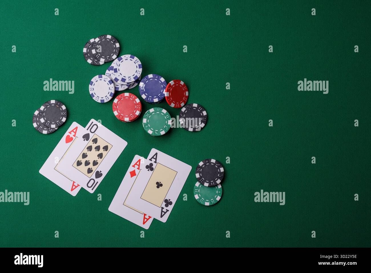 Jouer au blackjack ou au jeu de cartes de baccarat au casino avec des jetons, des Paris et des risques. Cartes et jetons sur feutre Banque D'Images