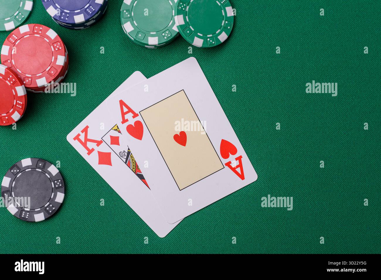 Jouer au blackjack ou au jeu de cartes de baccarat au casino avec des jetons, des Paris et des risques. Cartes et jetons sur feutre Banque D'Images