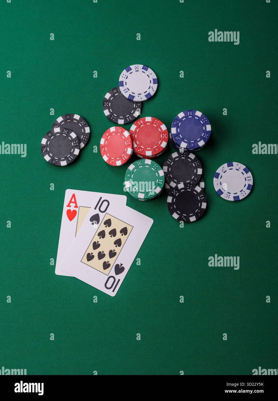 Jouer au blackjack ou au jeu de cartes de baccarat au casino avec des jetons, des Paris et des risques. Cartes et jetons sur feutre Banque D'Images