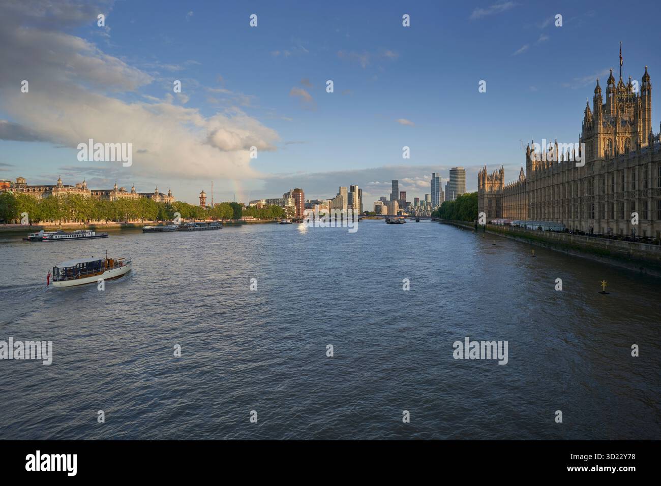 La Tamise, le palais de Westminster et l'hôpital St Thomas sous un ciel bleu avec des bâtiments historiques et un bateau par une journée ensoleillée à Londres, Royaume-Uni Banque D'Images