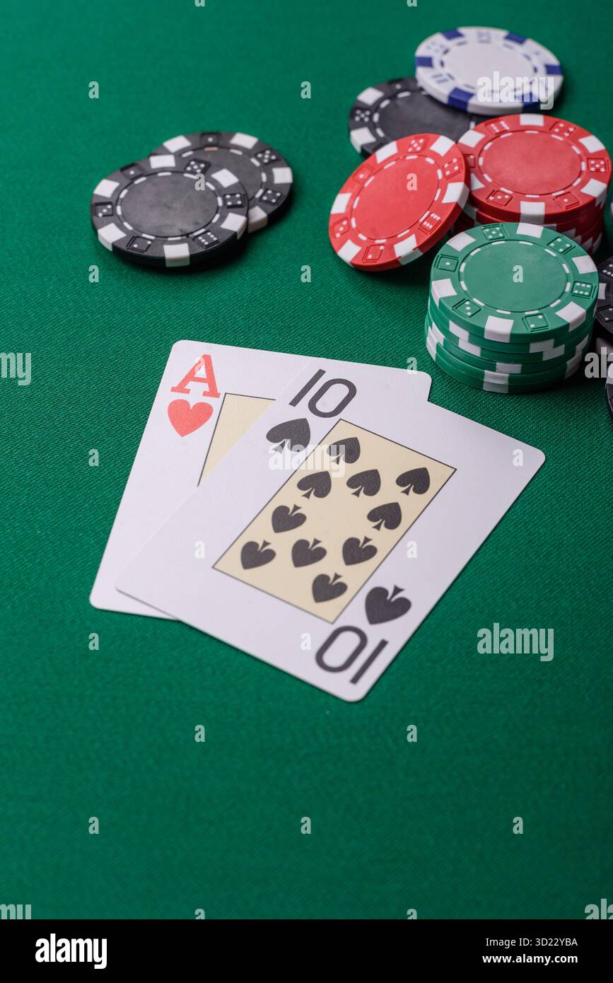 Jouer au blackjack ou au jeu de cartes de baccarat au casino avec des jetons, des Paris et des risques. Cartes et jetons sur feutre Banque D'Images