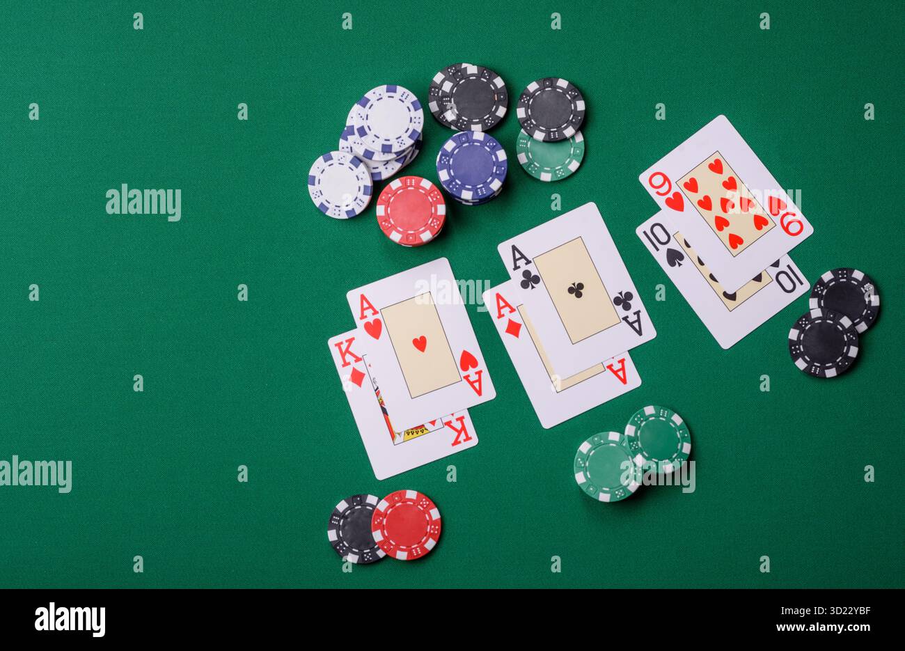 Jouer au blackjack ou au jeu de cartes de baccarat au casino avec des jetons, des Paris et des risques. Cartes et jetons sur feutre Banque D'Images