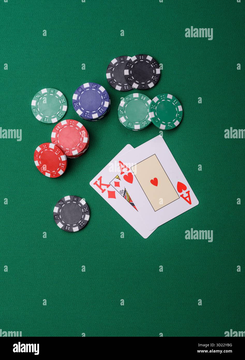 Jouer au blackjack ou au jeu de cartes de baccarat au casino avec des jetons, des Paris et des risques. Cartes et jetons sur feutre Banque D'Images