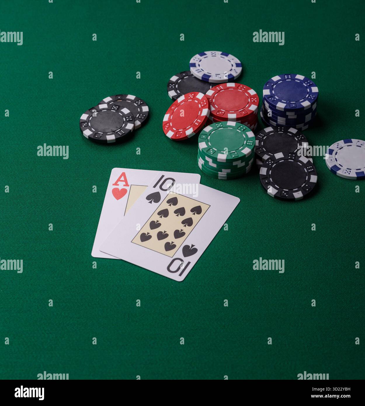 Jouer au blackjack ou au jeu de cartes de baccarat au casino avec des jetons, des Paris et des risques. Cartes et jetons sur feutre Banque D'Images