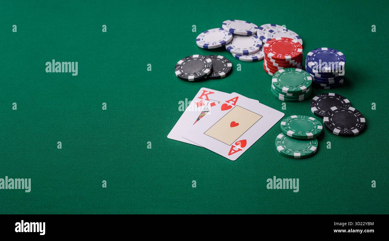 Jouer au blackjack ou au jeu de cartes de baccarat au casino avec des jetons, des Paris et des risques. Cartes et jetons sur feutre Banque D'Images