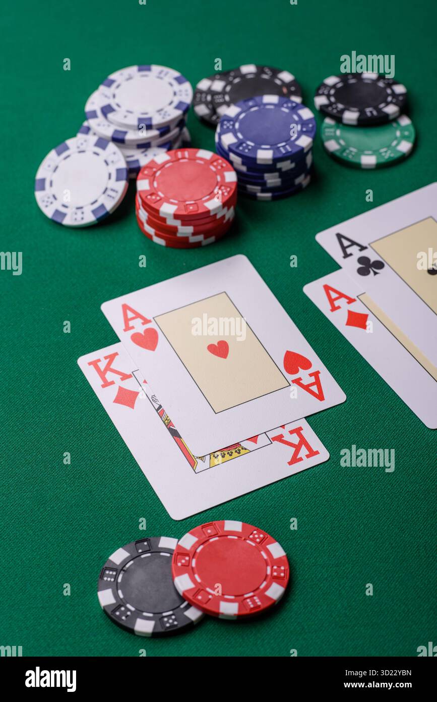 Jouer au blackjack ou au jeu de cartes de baccarat au casino avec des jetons, des Paris et des risques. Cartes et jetons sur feutre Banque D'Images