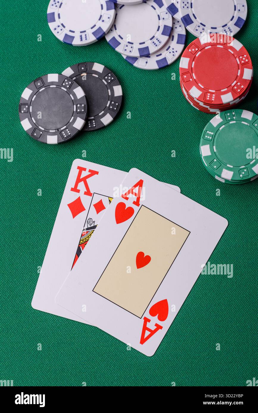 Jouer au blackjack ou au jeu de cartes de baccarat au casino avec des jetons, des Paris et des risques. Cartes et jetons sur feutre Banque D'Images
