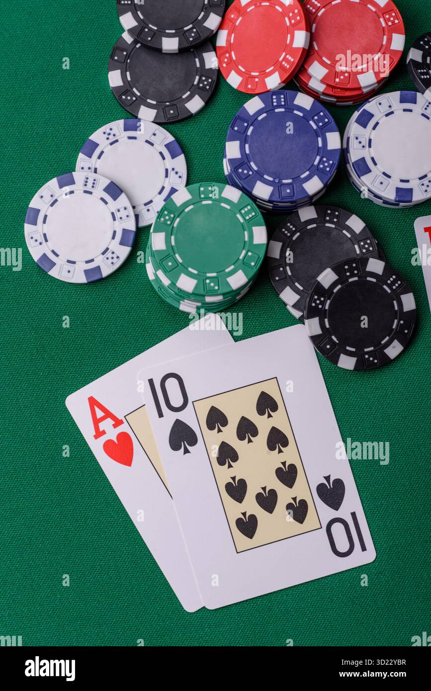 Jouer au blackjack ou au jeu de cartes de baccarat au casino avec des jetons, des Paris et des risques. Cartes et jetons sur feutre Banque D'Images