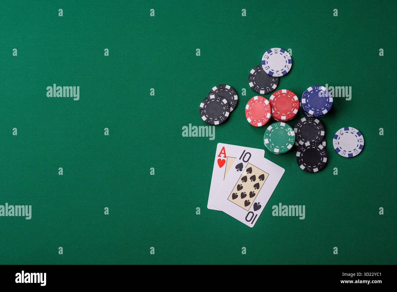 Jouer au blackjack ou au jeu de cartes de baccarat au casino avec des jetons, des Paris et des risques. Cartes et jetons sur feutre Banque D'Images