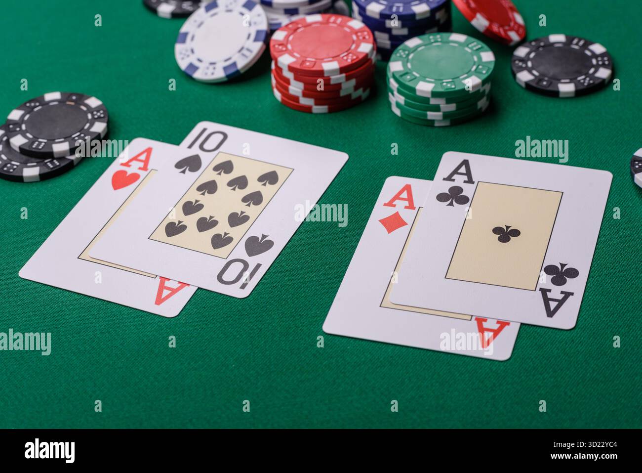 Jouer au blackjack ou au jeu de cartes de baccarat au casino avec des jetons, des Paris et des risques. Cartes et jetons sur feutre Banque D'Images