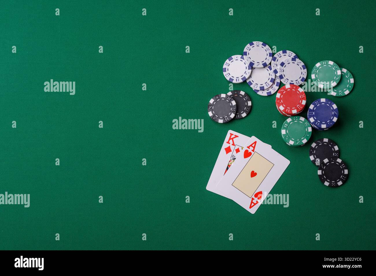 Jouer au blackjack ou au jeu de cartes de baccarat au casino avec des jetons, des Paris et des risques. Cartes et jetons sur feutre Banque D'Images