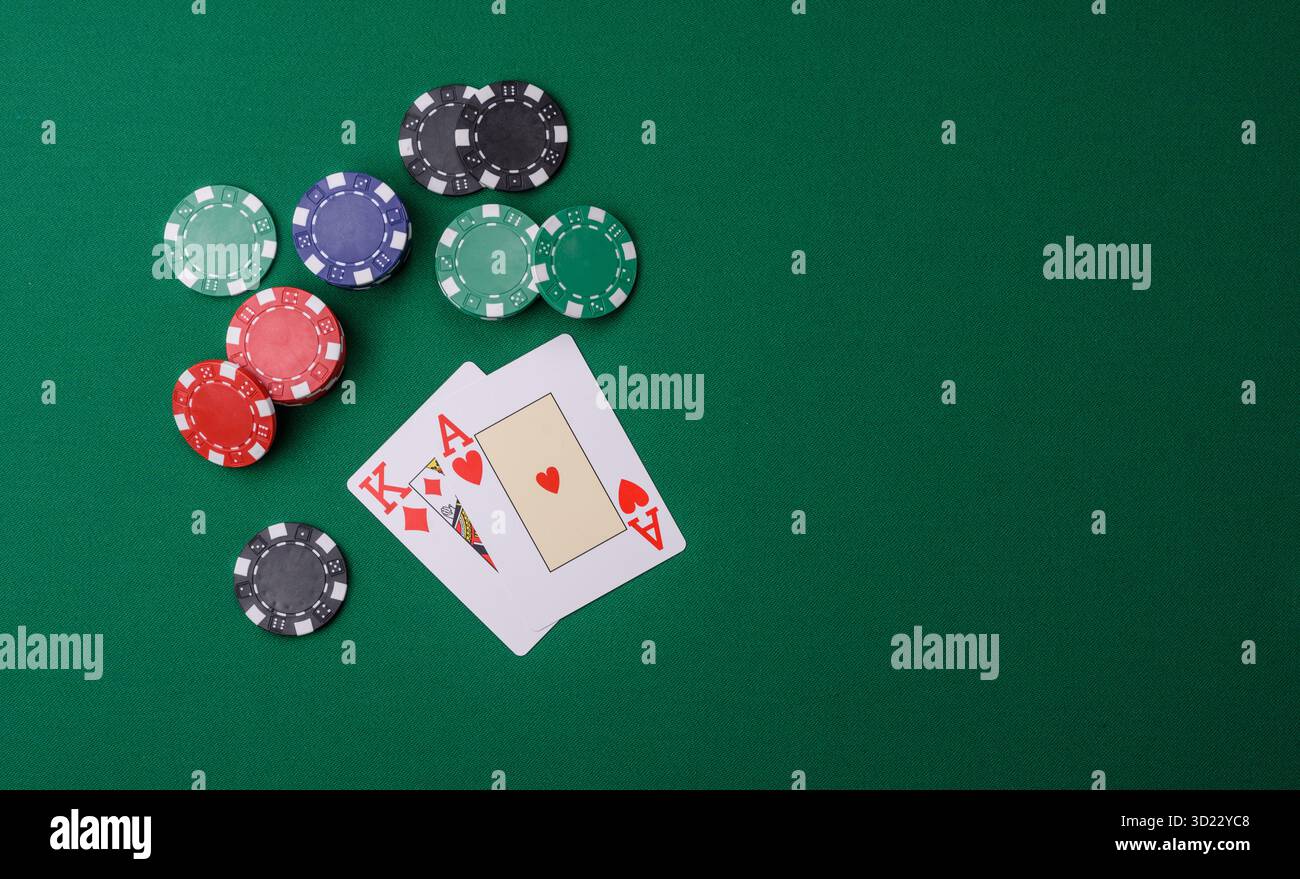 Jouer au blackjack ou au jeu de cartes de baccarat au casino avec des jetons, des Paris et des risques. Cartes et jetons sur feutre Banque D'Images