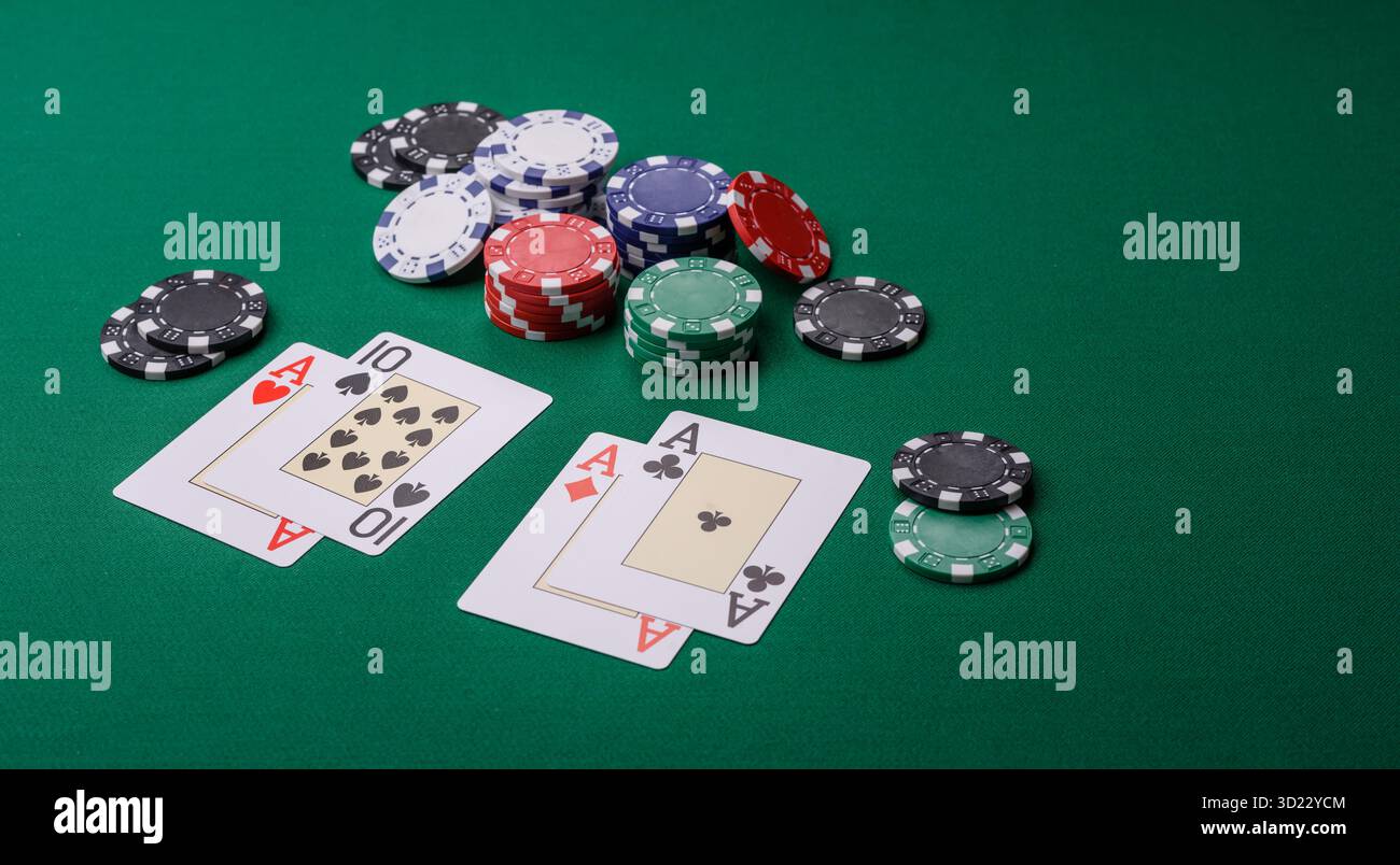 Jouer au blackjack ou au jeu de cartes de baccarat au casino avec des jetons, des Paris et des risques. Cartes et jetons sur feutre Banque D'Images