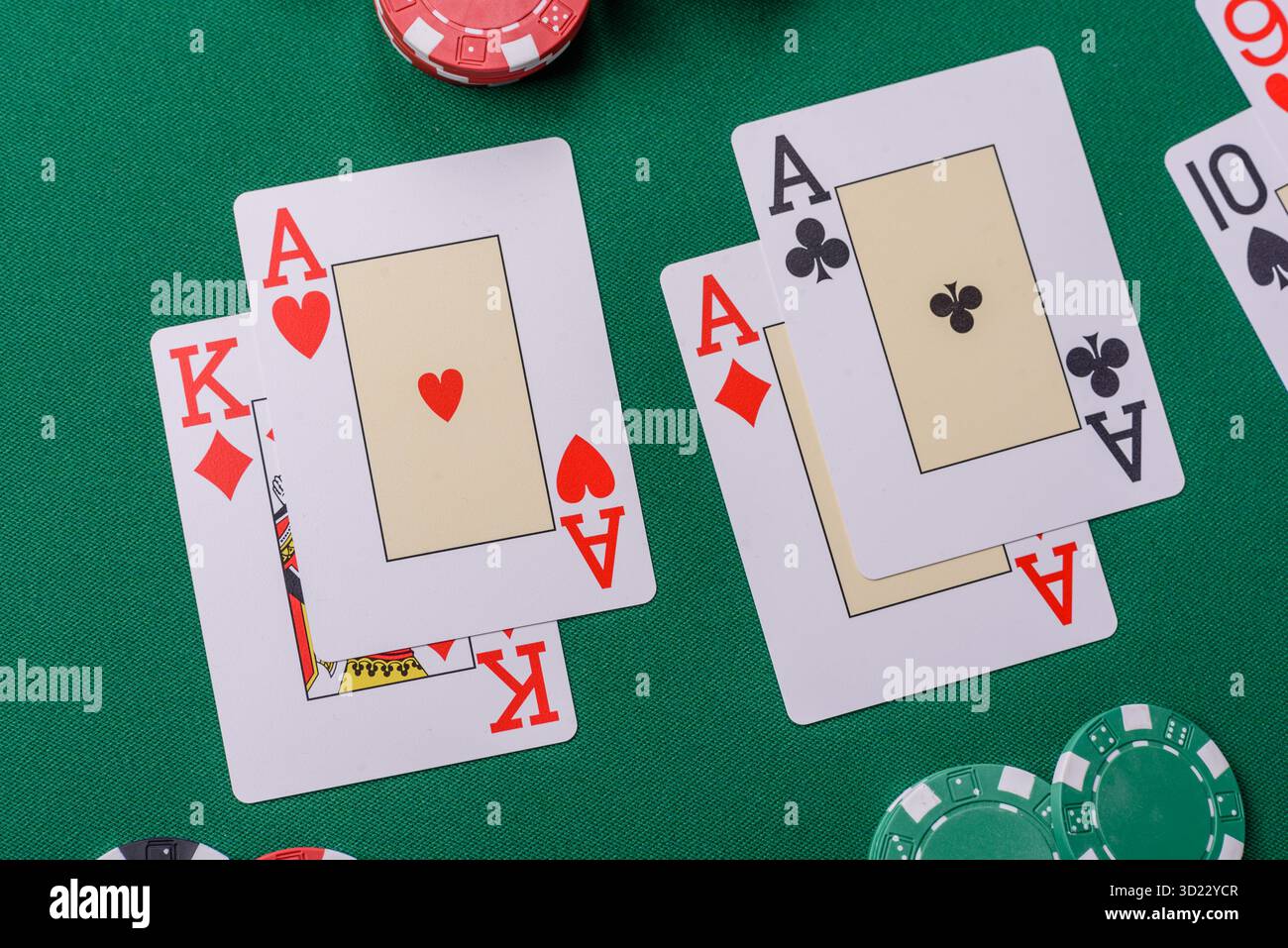 Jouer au blackjack ou au jeu de cartes de baccarat au casino avec des jetons, des Paris et des risques. Cartes et jetons sur feutre Banque D'Images