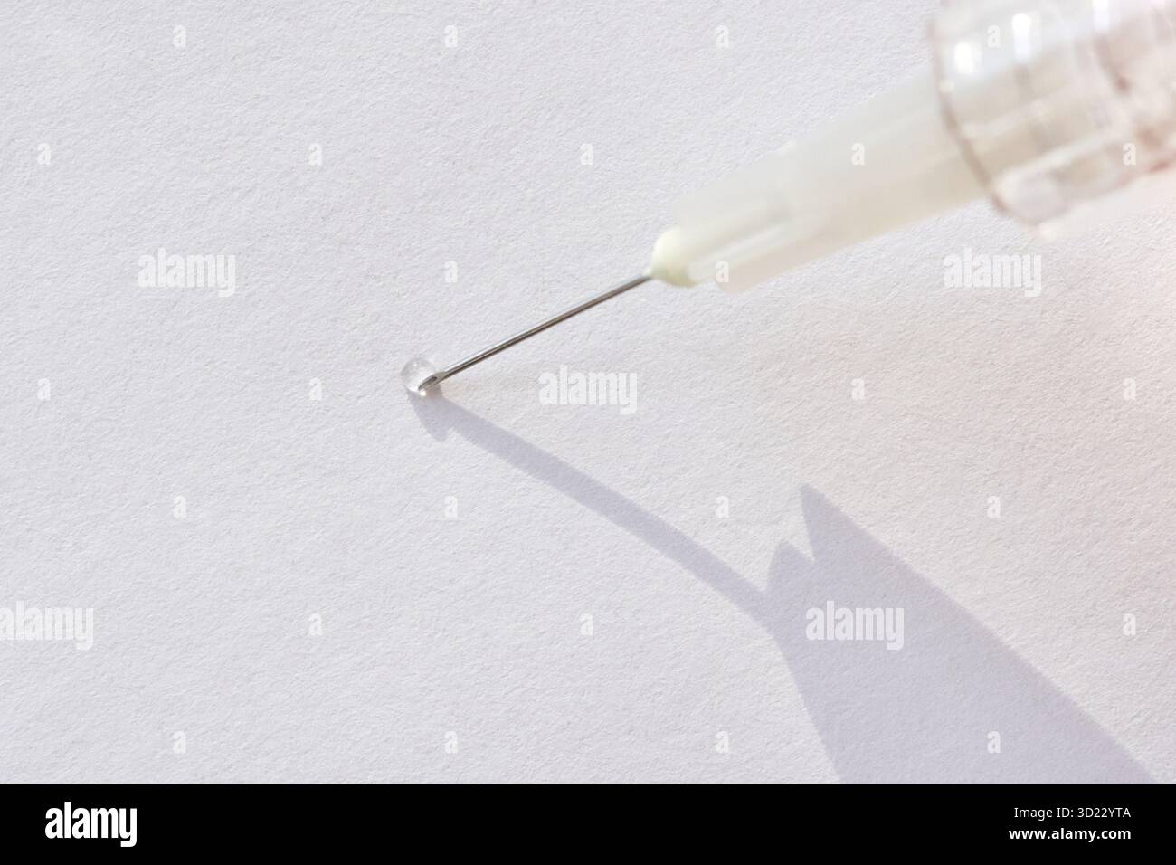 Gros plan de l'aiguille hypodermique sur fond blanc avec ombre et transparent Banque D'Images