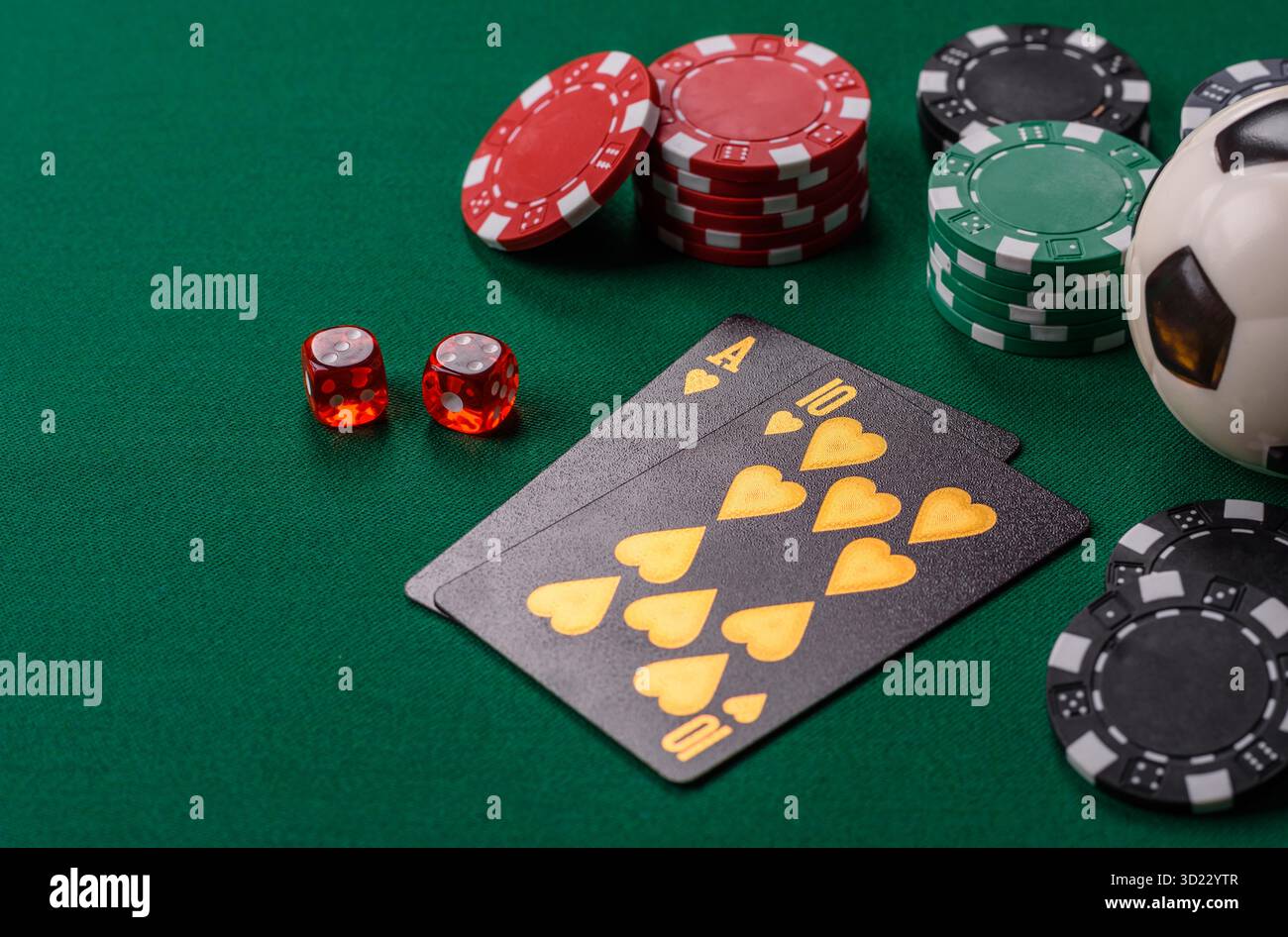 Jouer au blackjack ou au jeu de cartes de baccarat au casino avec des jetons, des Paris et des risques. Cartes et jetons Banque D'Images