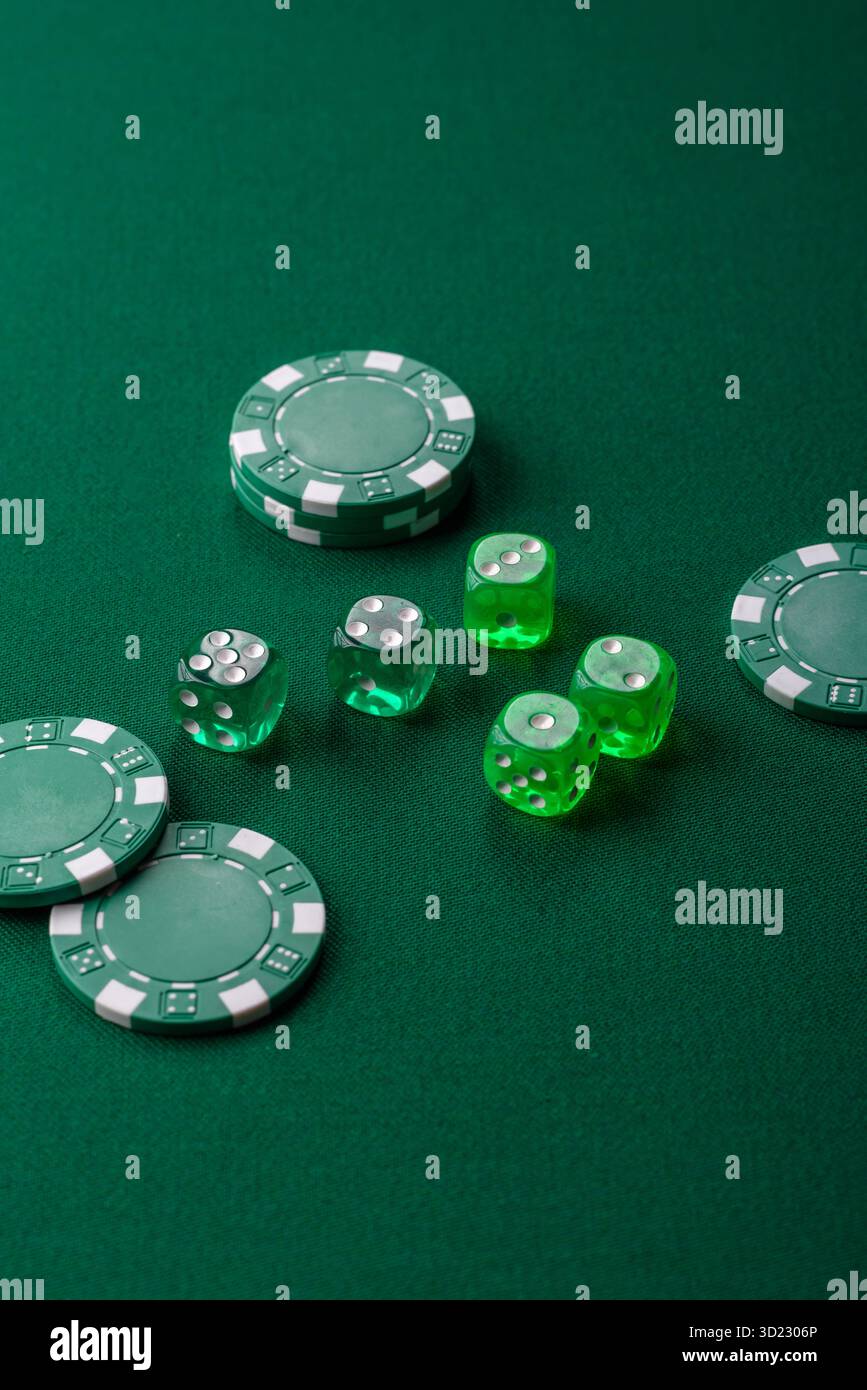 Jeu de poker de dés avec des jetons, des Paris et des risques dans le casino. Poker aux dés Banque D'Images