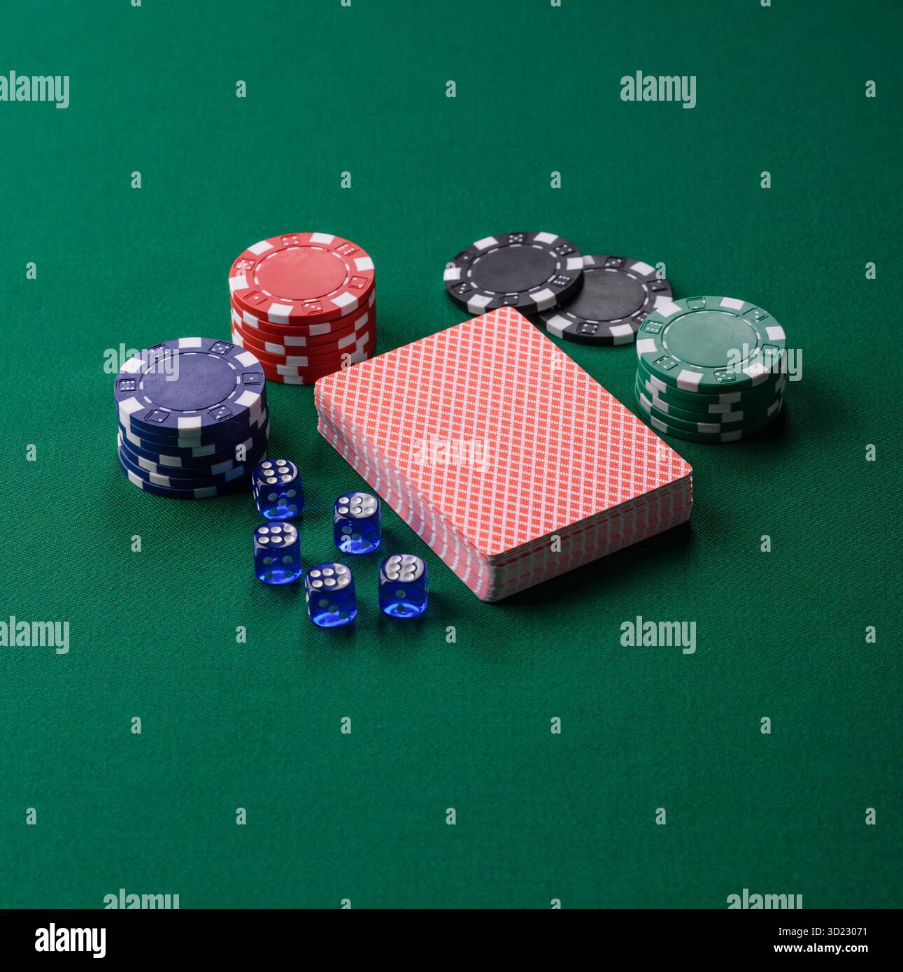 Jeu de poker de dés avec des jetons, des Paris et des risques dans le casino. Poker aux dés Banque D'Images