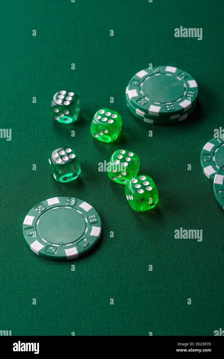 Jeu de poker de dés avec des jetons, des Paris et des risques dans le casino. Poker aux dés Banque D'Images