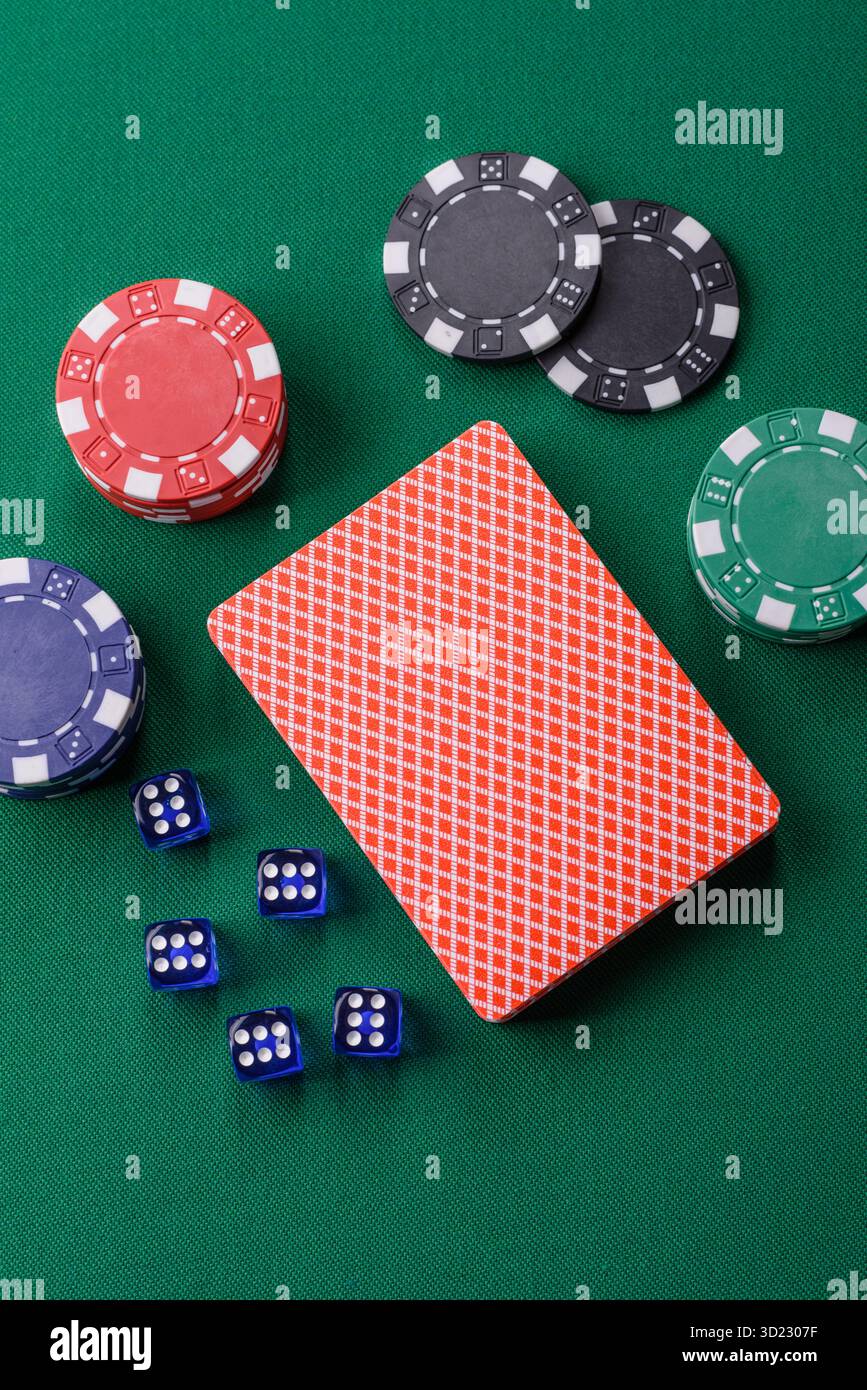 Jeu de poker de dés avec des jetons, des Paris et des risques dans le casino. Poker aux dés Banque D'Images
