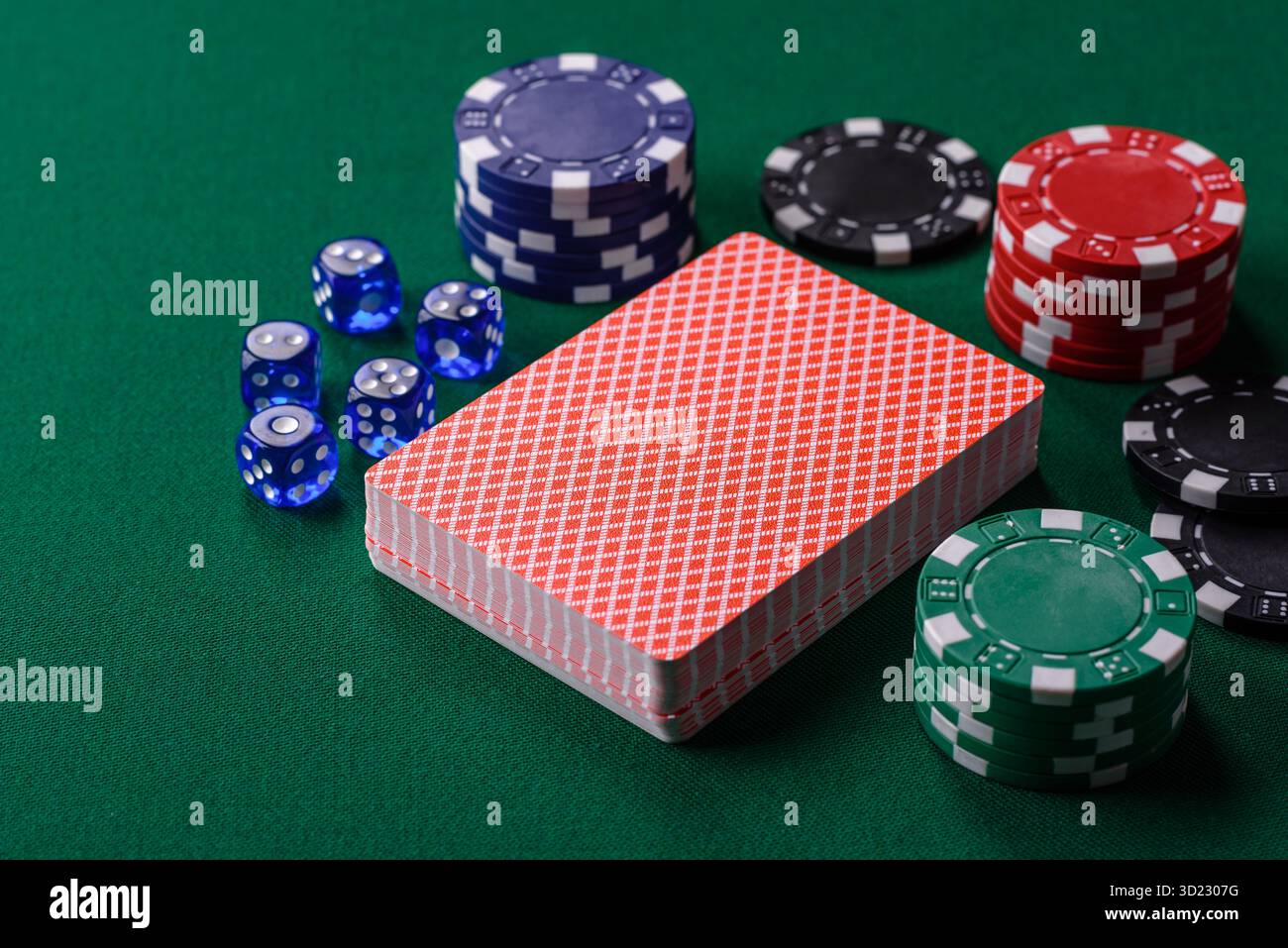 Jeu de poker de dés avec des jetons, des Paris et des risques dans le casino. Poker aux dés Banque D'Images
