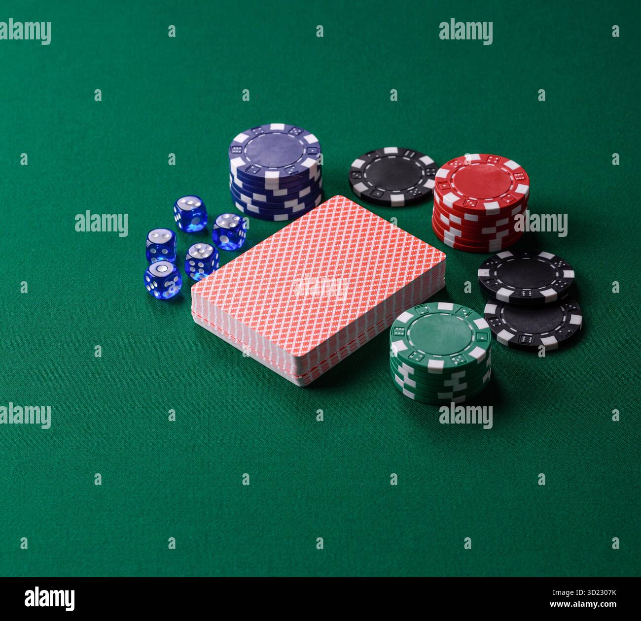 Jeu de poker de dés avec des jetons, des Paris et des risques dans le casino. Poker aux dés Banque D'Images