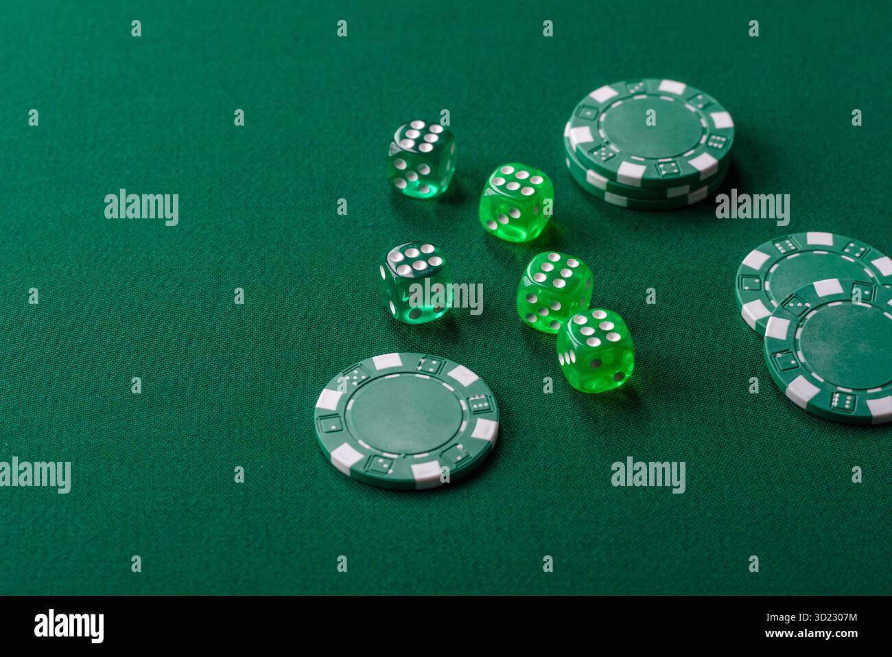 Jeu de poker de dés avec des jetons, des Paris et des risques dans le casino. Poker aux dés Banque D'Images