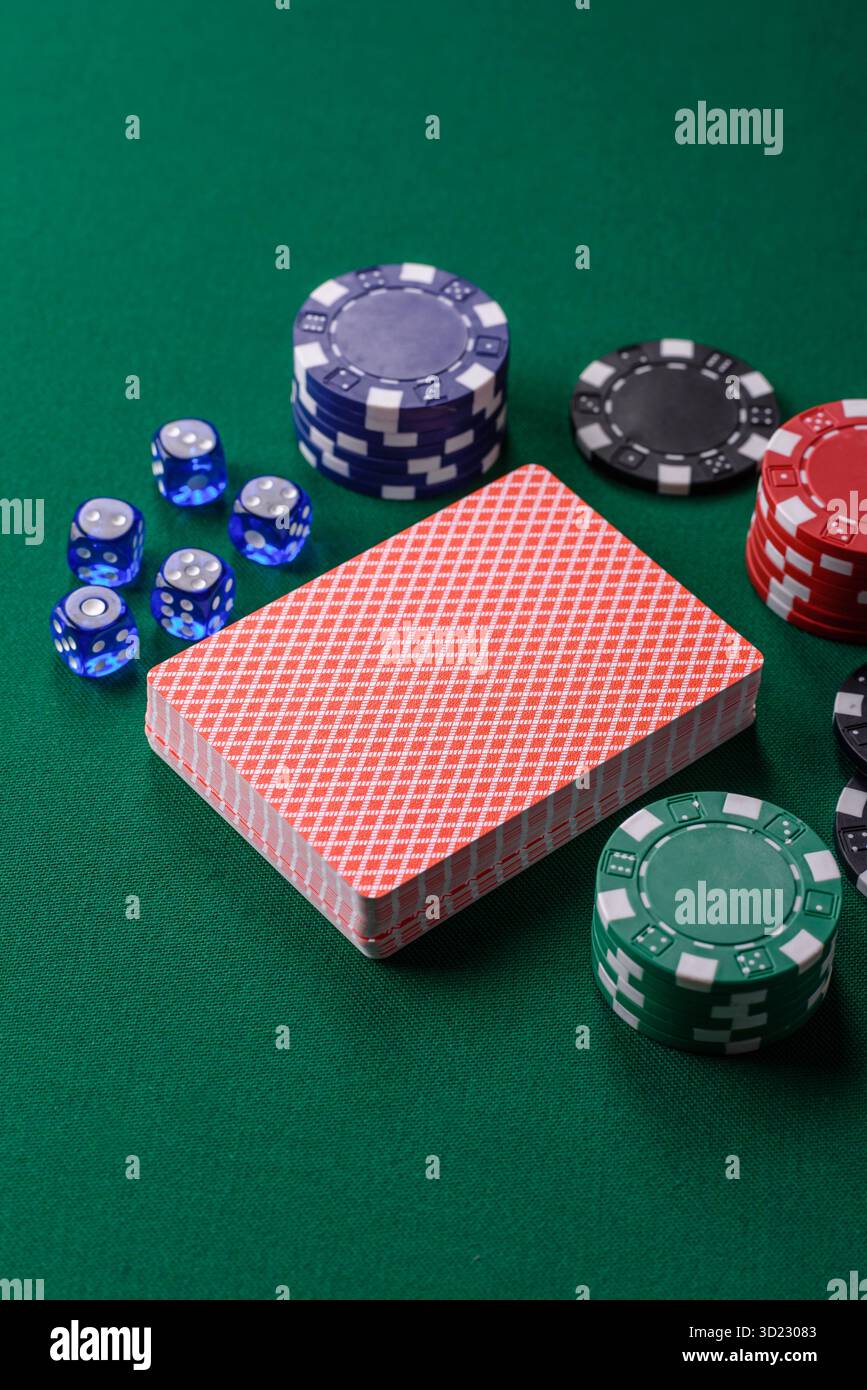 Jeu de poker de dés avec des jetons, des Paris et des risques dans le casino. Poker aux dés Banque D'Images