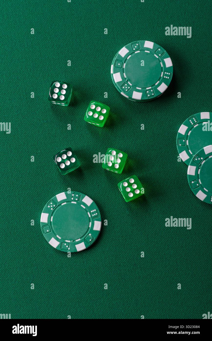 Jeu de poker de dés avec des jetons, des Paris et des risques dans le casino. Poker aux dés Banque D'Images