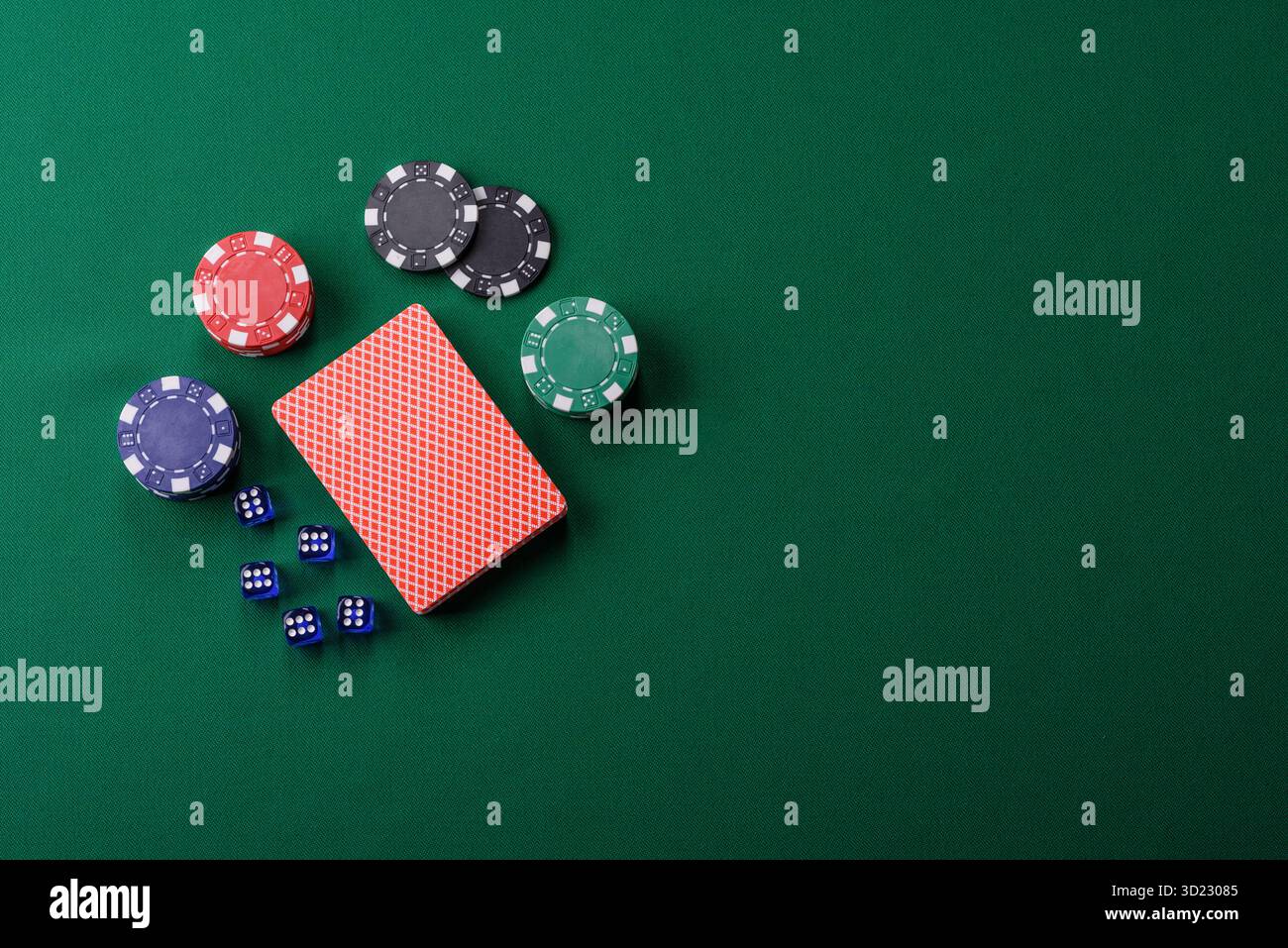 Jeu de poker de dés avec des jetons, des Paris et des risques dans le casino. Poker aux dés Banque D'Images