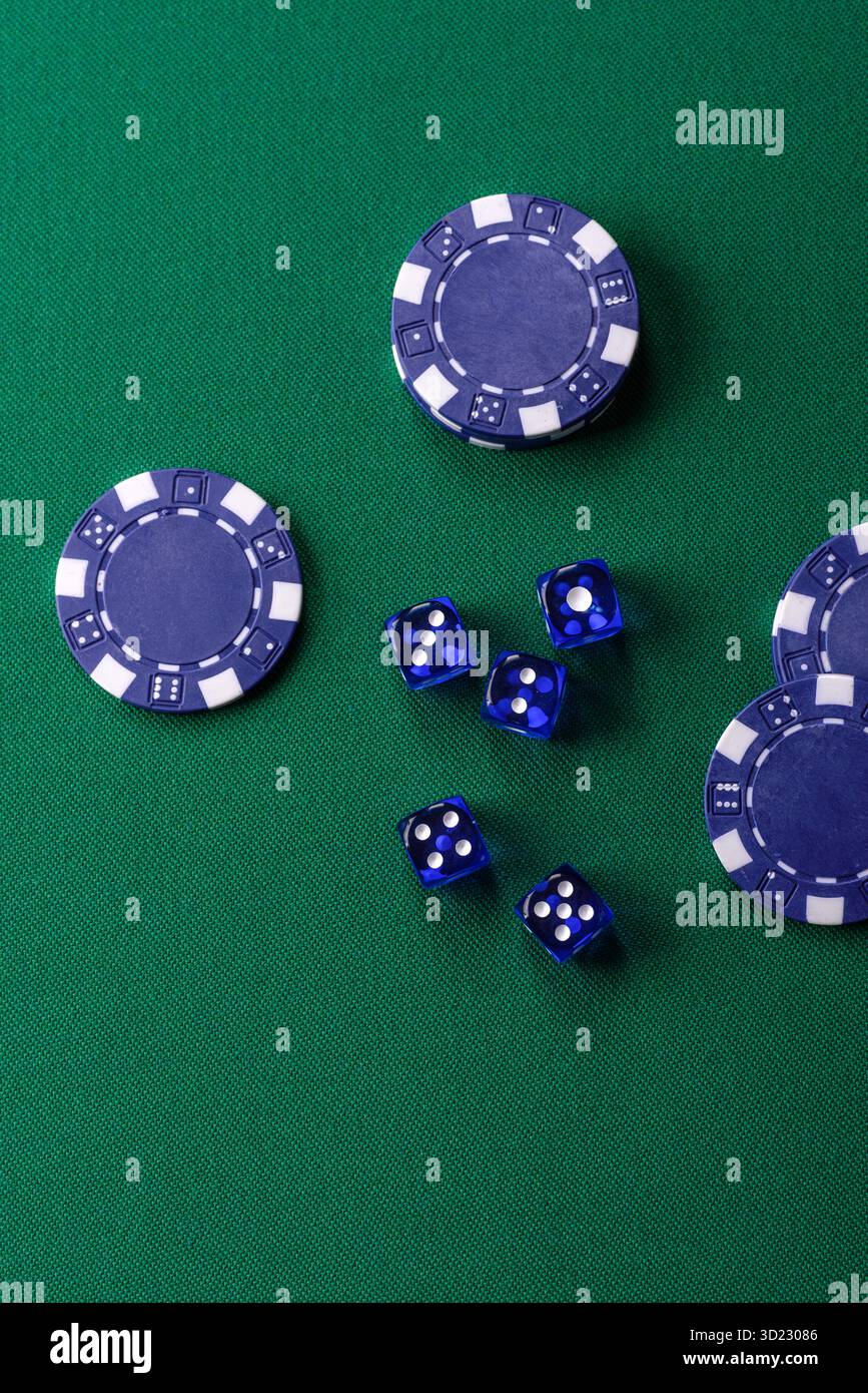 Jeu de poker de dés avec des jetons, des Paris et des risques dans le casino. Poker aux dés Banque D'Images