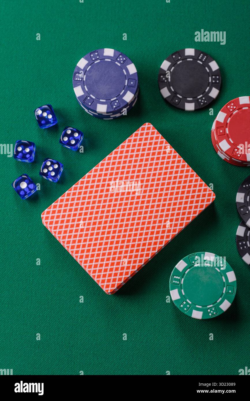 Jeu de poker de dés avec des jetons, des Paris et des risques dans le casino. Poker aux dés Banque D'Images