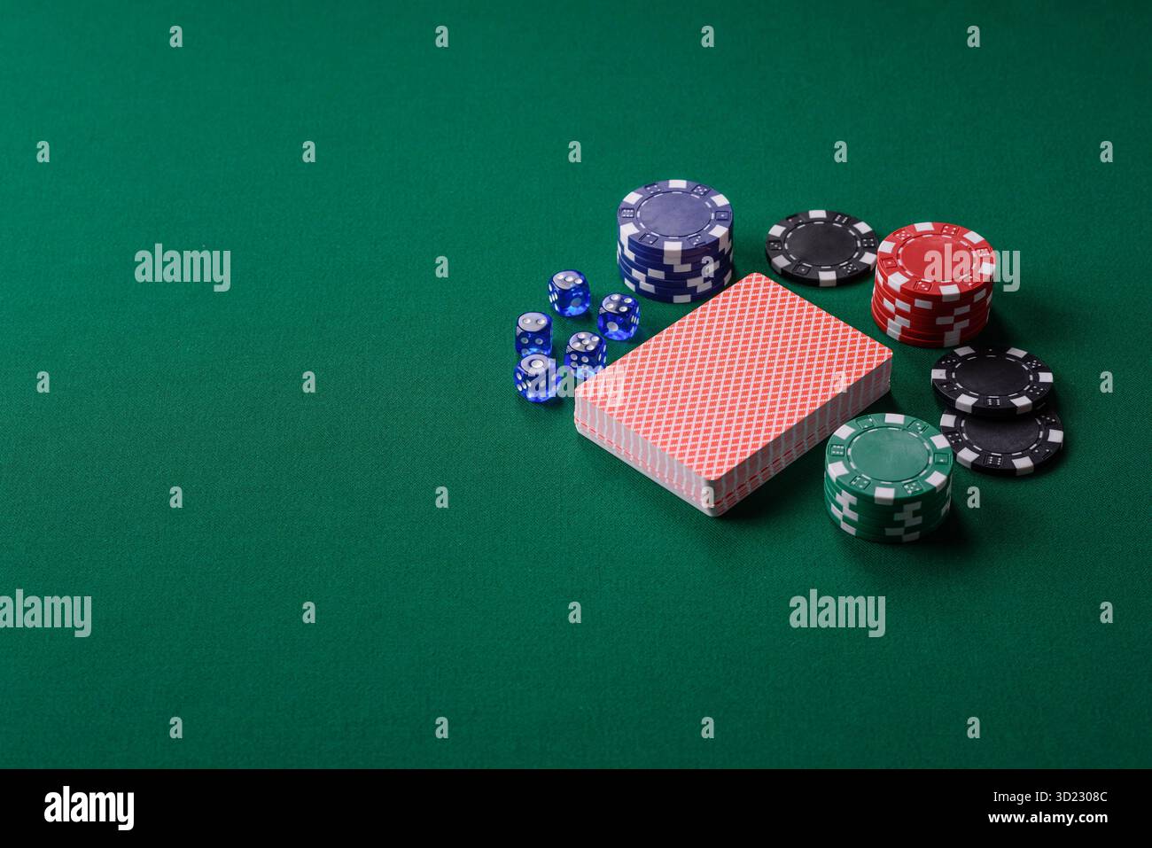 Jeu de poker de dés avec des jetons, des Paris et des risques dans le casino. Poker aux dés Banque D'Images